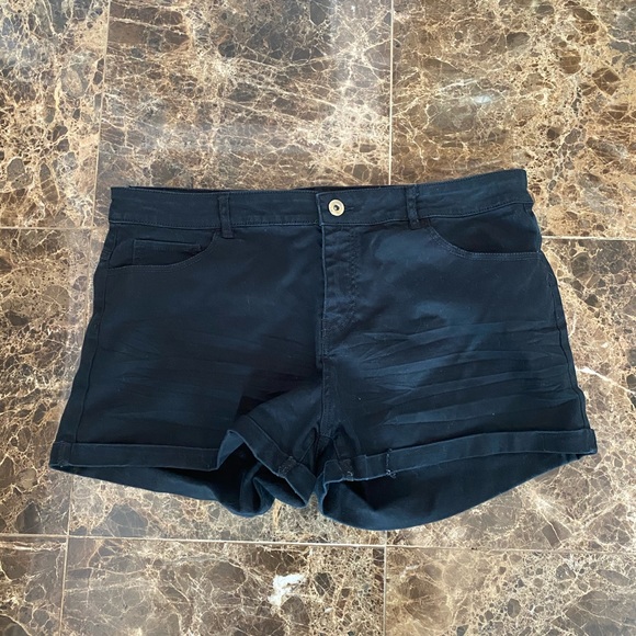 H&M Black Shorts - Picture 1 of 3